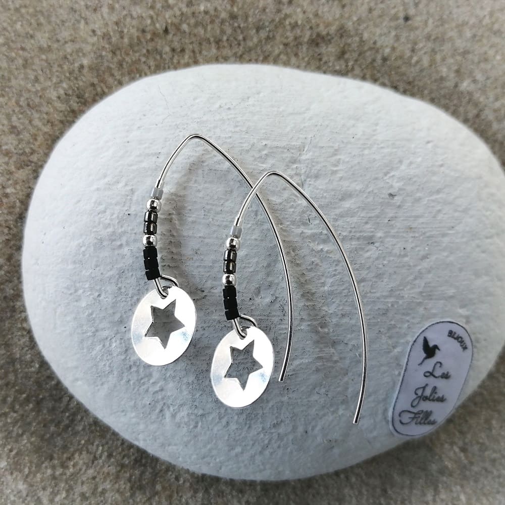 boucles d'oreilles pendantes en argent 925 avec étoile ajourée et perles noires